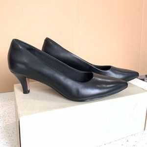 Clarks Women Black Leather Pump Heels.